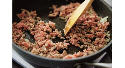 フライパンに油小さじ1を中火で熱し、ひき肉、玉ねぎを炒める