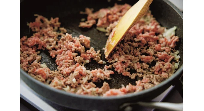 フライパンに油小さじ1を中火で熱し、ひき肉、玉ねぎを炒める