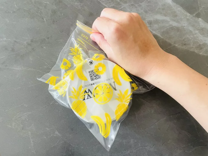 空気を抜きながらフリーザーバッグのジッパーを閉める(▶次へ)