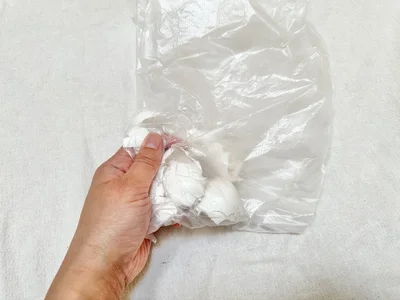 卵の殻の熱が取れたらビニール袋に入れて砕きます（▶次へ）