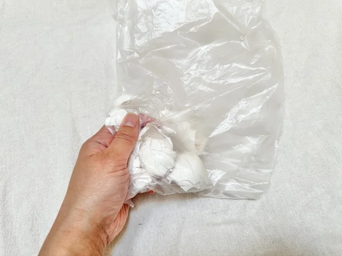 卵の殻の熱が取れたらビニール袋に入れて砕きます(▶次へ)