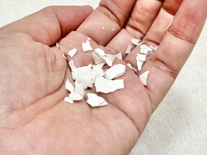 卵の殻が小さく砕けたら、準備完了!(▶水筒の茶渋をチェック)