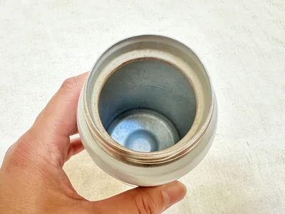 フチを中心に、茶渋がついています…（▶手順を紹介）