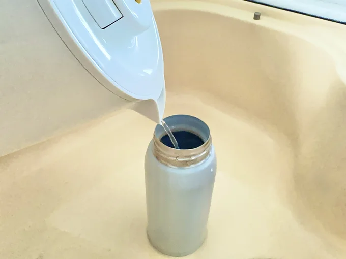 容量の3分の1くらいまでぬるま湯を注いで…(▶次へ)