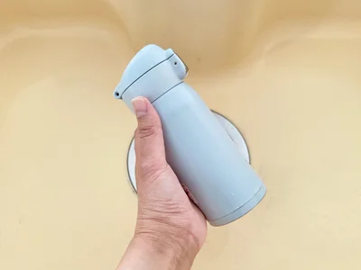 水筒のフタを閉めて、1分間振ってください（▶次へ）