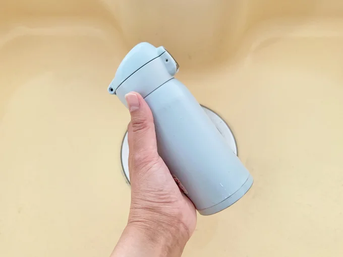 水筒のフタを閉めて、1分間振ってください(▶次へ)