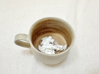 コップの中に下準備した卵の殻を入れます（▶次へ）