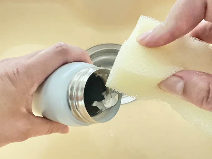 水筒のフチに卵の殻を乗せ、スポンジでこすってみます(▶結果は?)