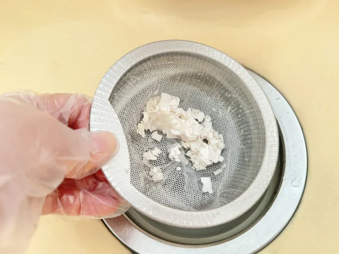 細かい卵の殻が排水管に流れないように、ゴミ受けに排水口ネットをかけておくのがベスト
