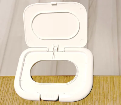 ウェットティッシュの蓋を半分はみ出るようにテーブルに貼ります。（▶次へ）