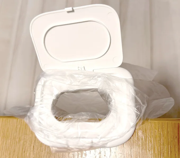 ウェットティッシュの蓋の穴の中にビニール袋を入れて完成!(▶次へ)