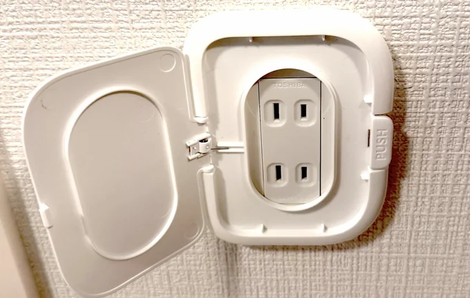 ウェットティッシュの蓋のはくり紙を剥がして貼り付ける(▶次へ)
