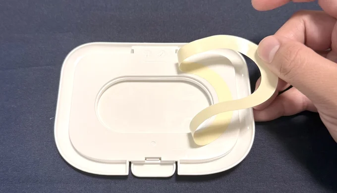 ウェットティッシュの蓋のはくり紙を剥がして…。(▶次へ)