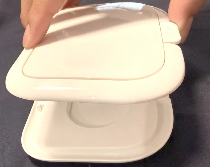 2つのウェットティッシュの蓋の、粘着面同士が合うようにして…(▶次へ)