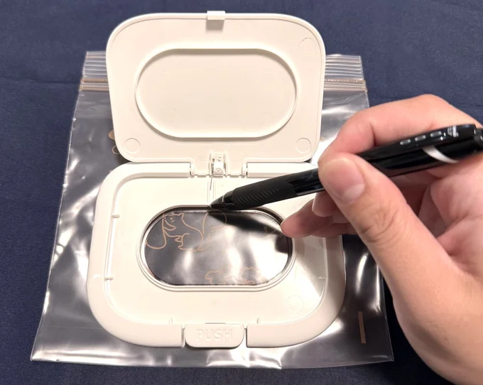 ウェットティッシュの蓋の穴に合わせてペンで印をつける(▶次へ)