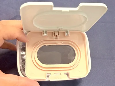 チャック付きポーチにウェットティッシュの蓋を合わせる（▶次へ）