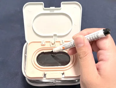 ウェットティッシュの蓋の穴に合わせてペンで印をつける（▶次へ）