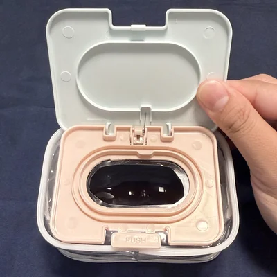 切った穴に合わせてウェットティッシュの蓋を貼り付ける（▶次へ）