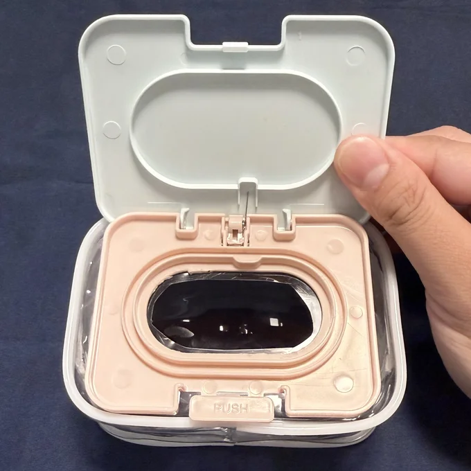 切った穴に合わせてウェットティッシュの蓋を貼り付ける(▶次へ)