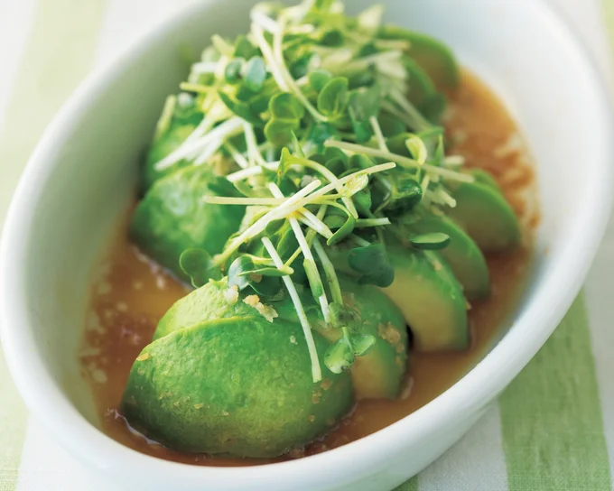 ほくっとした食感を楽しむ簡単副菜!「アボカドの中華レンジ蒸し」