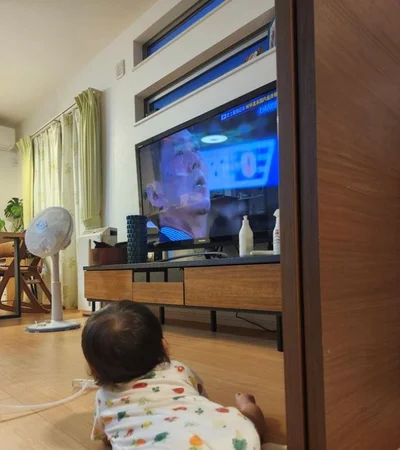 音楽が流れるとテレビの前へ▶すくすく成長する娘さん（⇒次へ）
