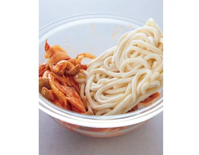 うどんを立ててのせると具材の水分がとびやすく、もっちもちの食感に！