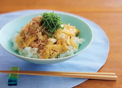 ひき肉で煮込み時間を短縮「夏の親子丼」【Mizukiさんの夏ラク時短レシピ】