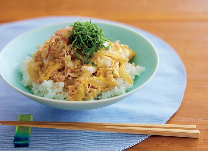 ひき肉で煮込み時間を短縮「夏の親子丼」【Mizukiさんの夏ラク時短レシピ】