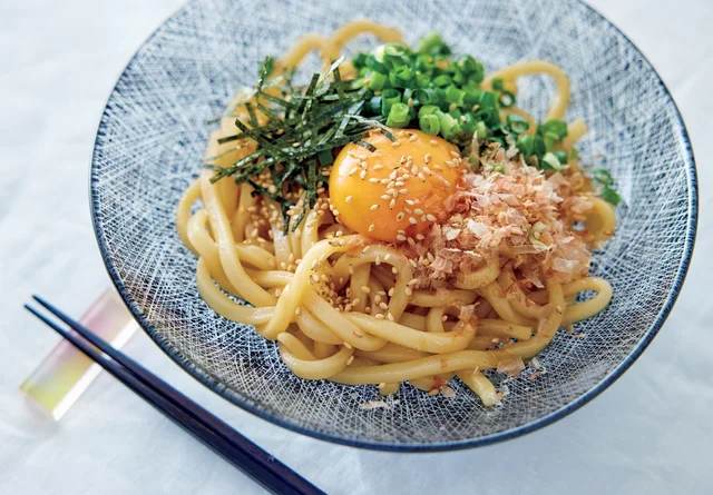 レンチンうどんにうまだれを混ぜるだけ！「油うどん」【Mizukiさんの夏ラク時短レシピ】