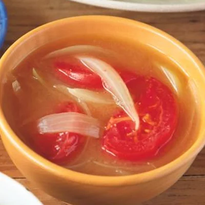 トマトのやさしい酸味がアクセント「トマトと玉ねぎのみそ汁」