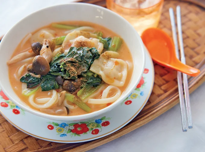 レンチンでできてツルツルいけちゃう!絶品ピリ辛うどん2品【Mizukiさんの夏ラク時短レシピ】