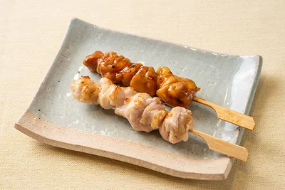 炭火でふっくら香ばしく焼き上げた、若鶏もも肉のやきとり