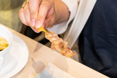 串打ちや振り塩の味付けは、工場で一つひとつ手作業で行っているそう