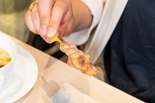 串打ちや振り塩の味付けは、工場で一つひとつ手作業で行っているそう