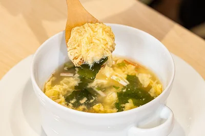 チキンのうまみをしっかり感じられる味わいと、お湯を注ぐとカップいっぱいに花が咲くように広がる、ふんわりたまごが特徴