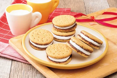 少し温めたマシュマロをミルクチョコビス2枚で挟んでスモア風にアレンジ