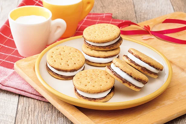 少し温めたマシュマロをミルクチョコビス2枚で挟んでスモア風にアレンジ