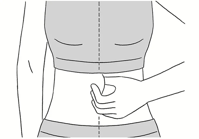 お腹の「正中線」をつまむ