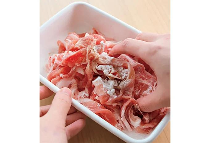 豚肉は下味をもみ込む