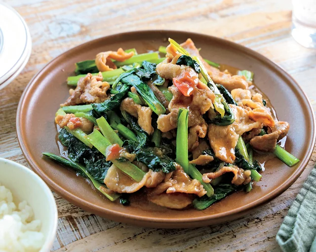 夏に食べたいさっぱり味「豚こまと小松菜の梅オイスター炒め」【Mizukiのコスパ最高！おかず】
