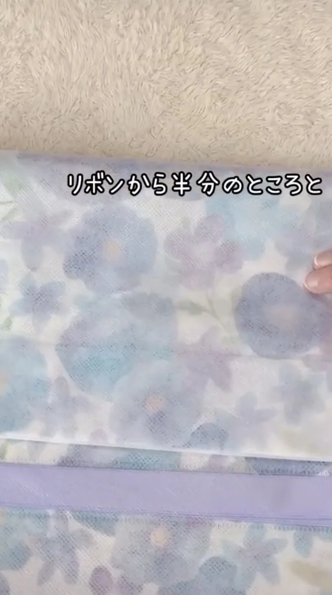半分折った左右の端に印を付ける▶中央にも印を付け…(⇒次へ)