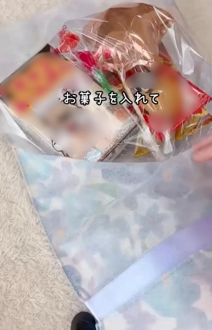 バルーンとお菓子の袋を入れる▶リボンを結べば…(⇒次へ)