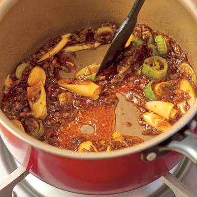 麻辣だれを炒めてスープを作る