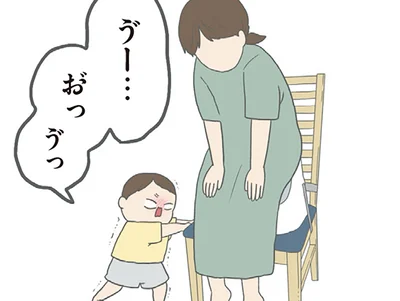 夫との差にガックリ。次男のリクエストでベビー椅子に座ってみた