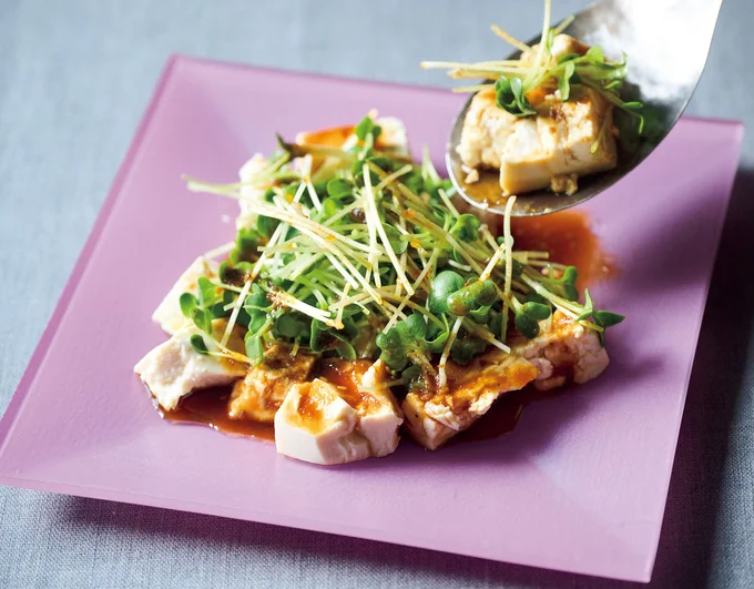 甘めのたれと貝割れ菜の辛みが好相性!くずし豆腐サラダ