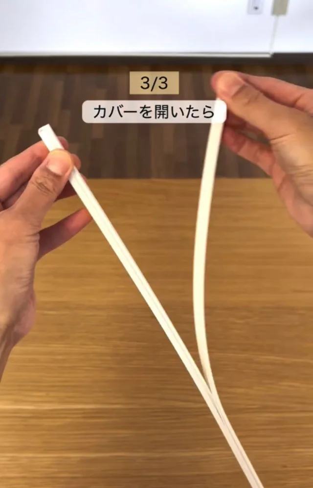 「その手があったか」配線カバーがリモコン置き・すき間収納に大変身！3.6万いいねの活用術