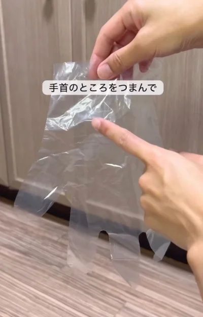手首の部分を掴む▶指先に向けて…（⇒次へ）
