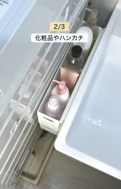 化粧品置き場にもなる▶ゴチャゴチャするおもちゃ棚も…（⇒次へ）