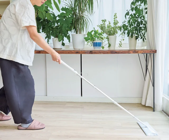 夏のベタベタ床スッキリ解消！ プロ直伝の床掃除
