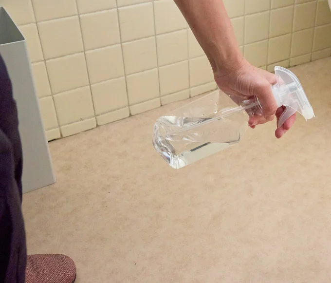 トイレの床のベタつきを落とす